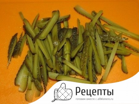 1490282818_salat-olive-s-kolbasoy-i-solenymi-ogurtsami-7
