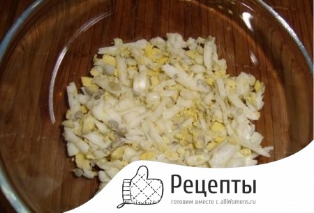 1495180102_salat-iz-kopchenoy-grudki-i-koreyskoy-morkovi-2