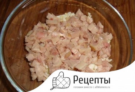 1495180143_salat-iz-kopchenoy-grudki-i-koreyskoy-morkovi-3