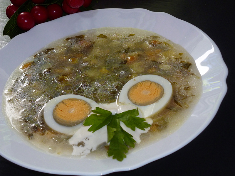 Суп со щавелем и вареными яйцами