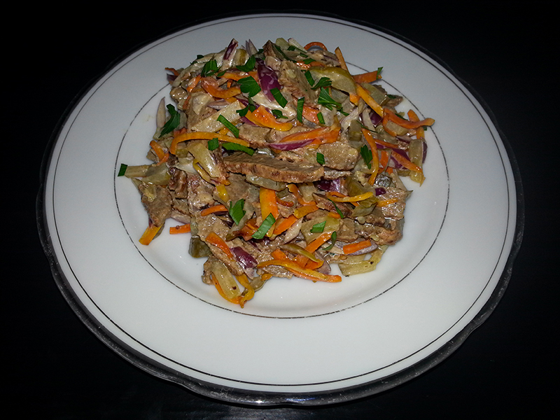 Рецепт: Салат из говяжьей печени - с маринованными огурцами, луком и морковью