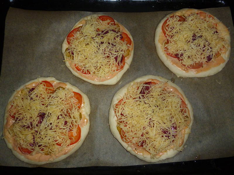 Пицца рецепт с колбасой и сыром рецепт с фото