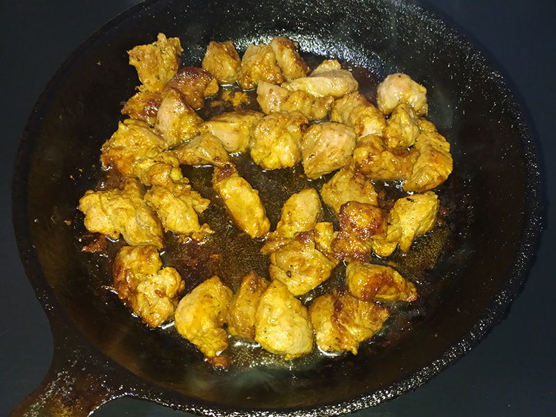 Вкусная курица кусочками на сковороде