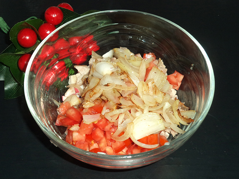 Краб лук. Салат помидоры слоями с луком. Салат с крабовыми палочками филе куриное помидоры лук. Запечь крабовое мясо с картошкой.